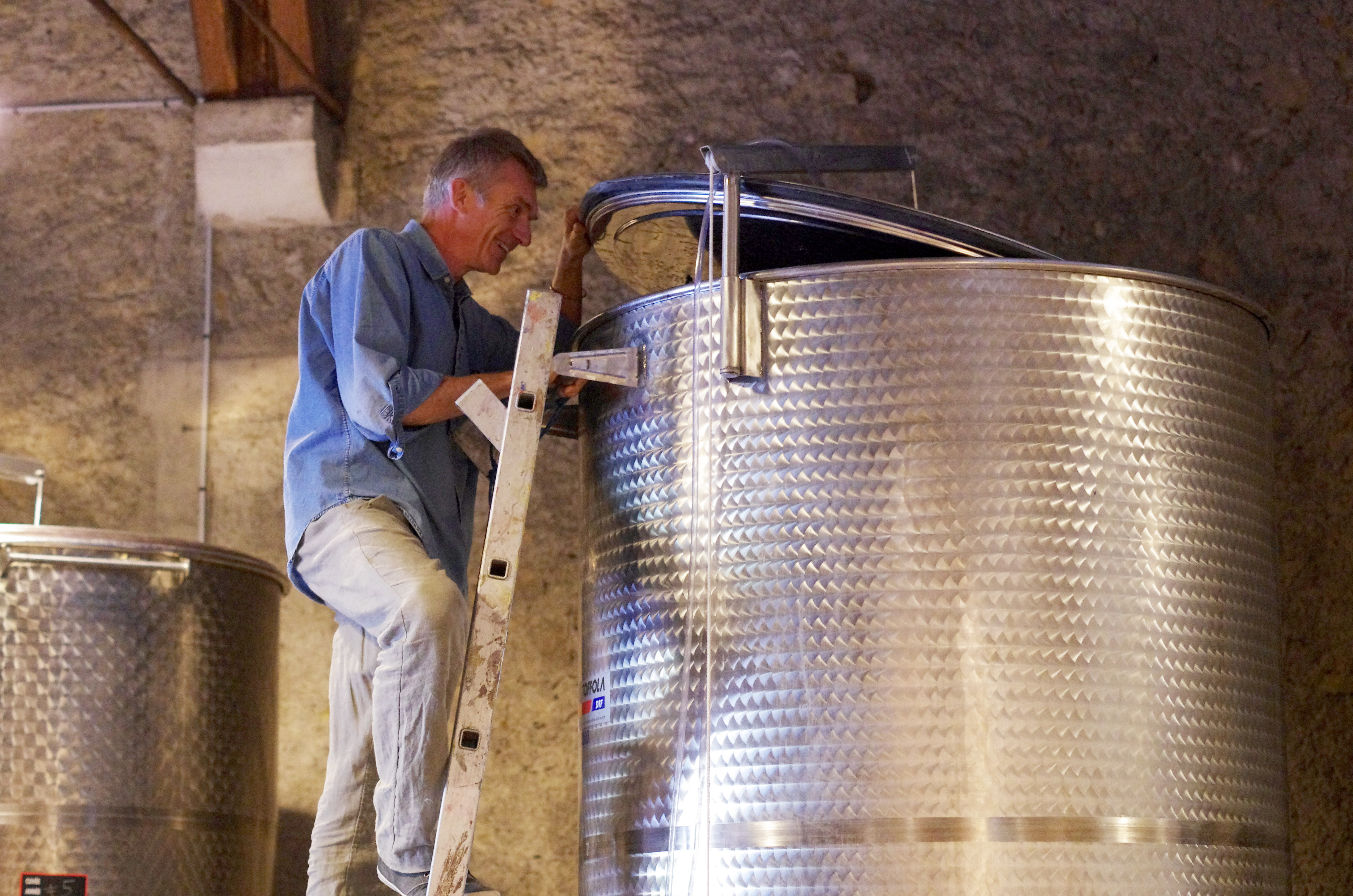 Stéphane Monmousseau dans sa cave