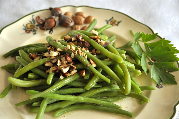 Salade de haricots verts aux noisettes grillées