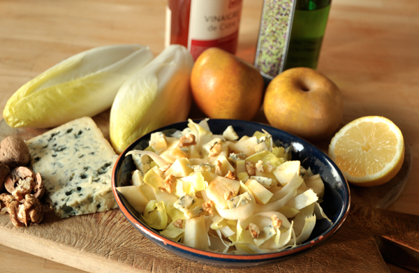 Salade d'endives, pommes, noix, Roquefort