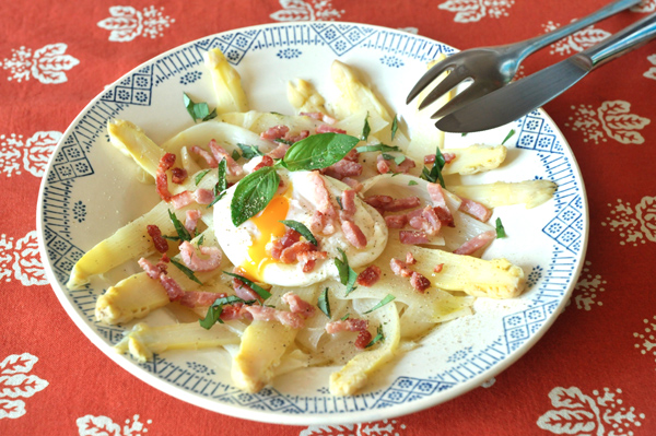 Carpaccio d'asperges et oeuf poché