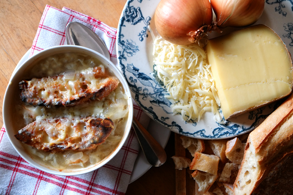 Soupe à l'oignon gratinée