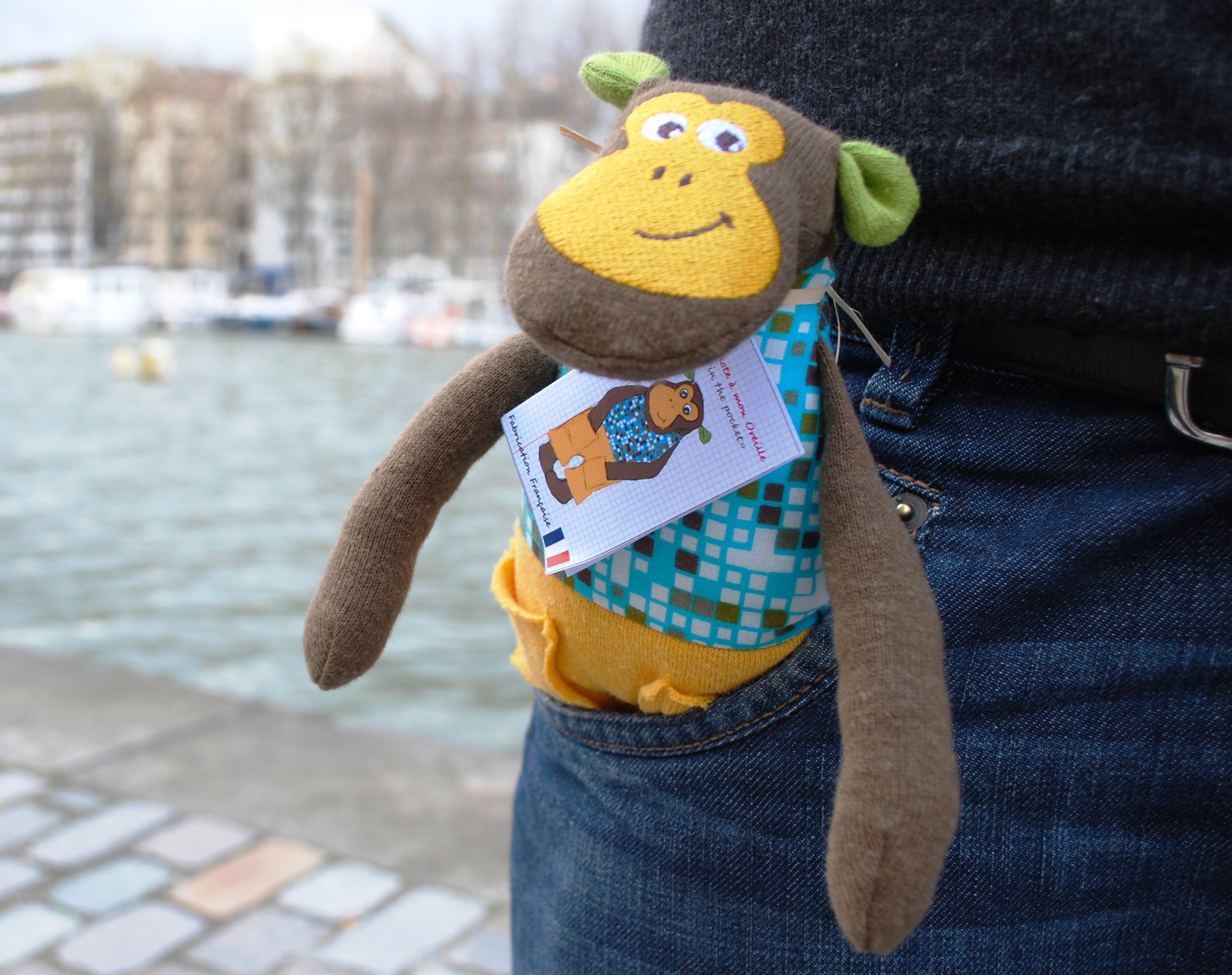 Le singe en peluche, d'On chuchote à mon oreille