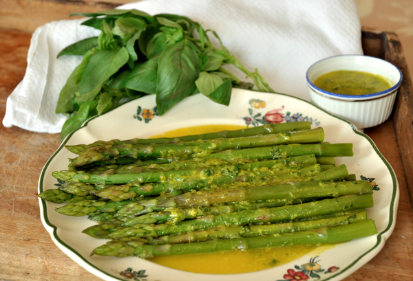 Asperges vertes, sauce au basilic