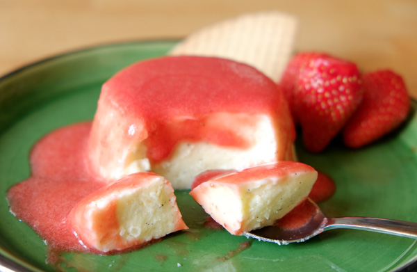 Panacotta et coulis de fraises fraîches