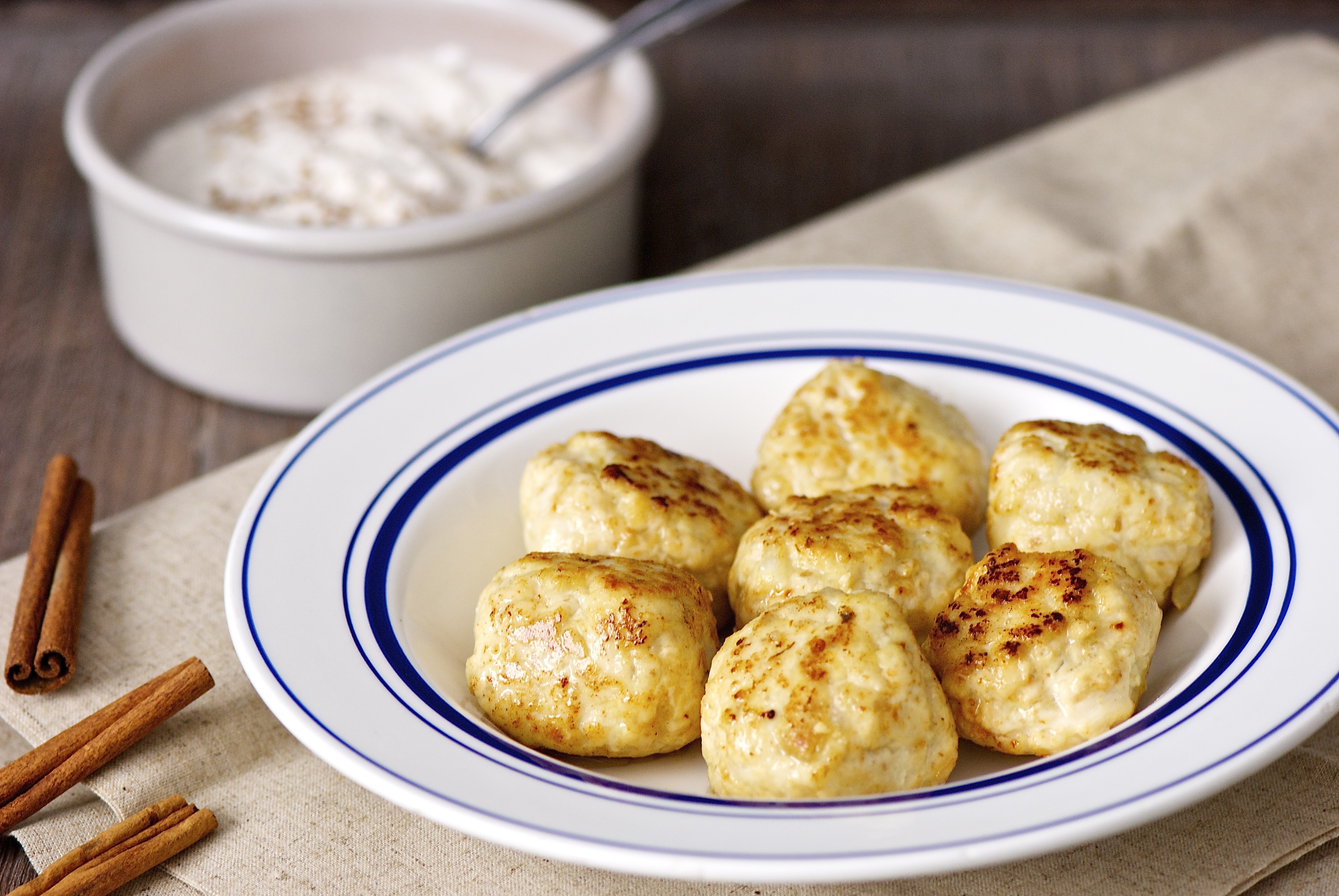 Boulettes de poulet, sauce au yaourt à la cannelle