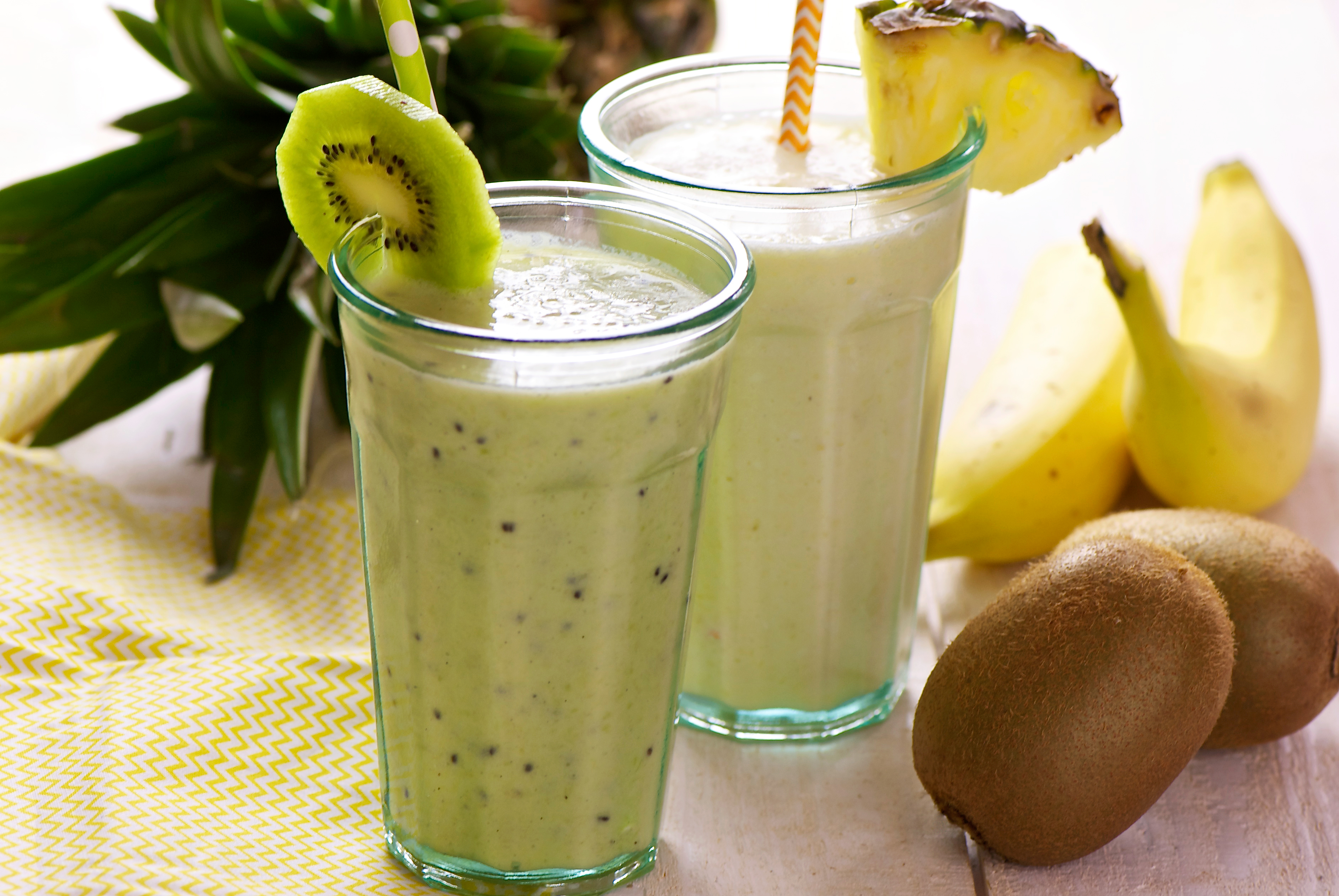 Smoothies kiwi-banane-vanille et ananas-coco