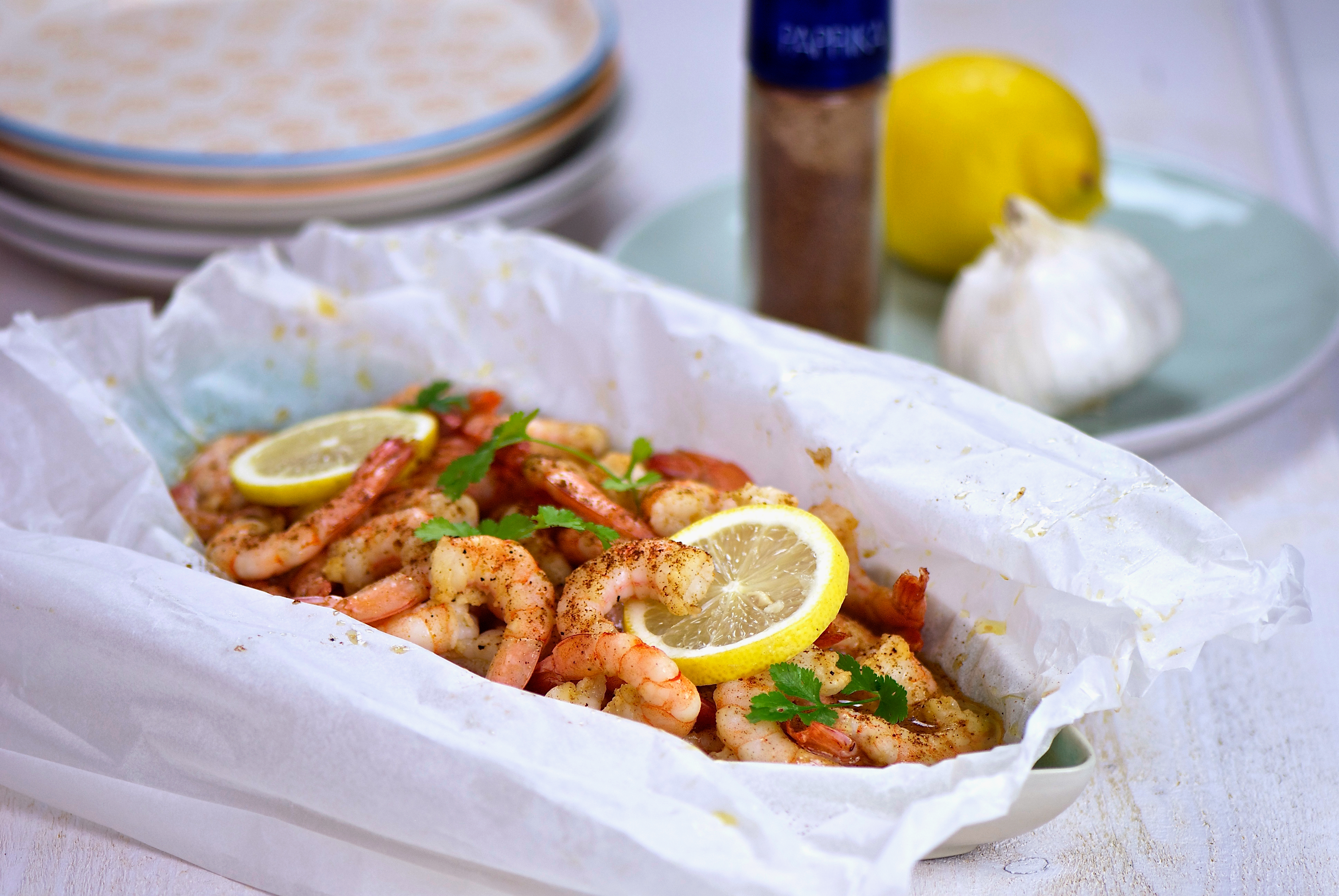 Crevettes au citron et paprika en papillote