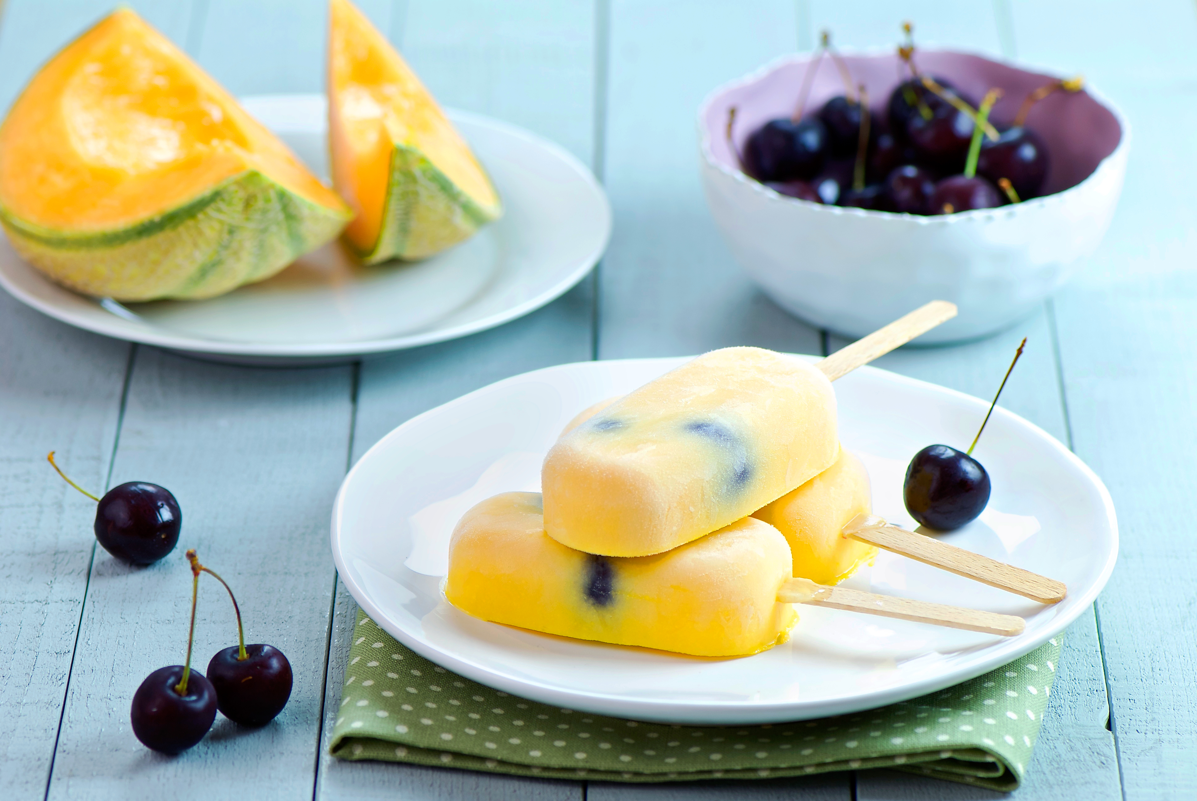 Sucettes glacées au melon et aux cerises