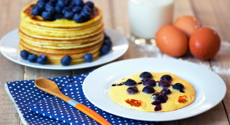 Pancakes au lait fermenté et aux myrtilles