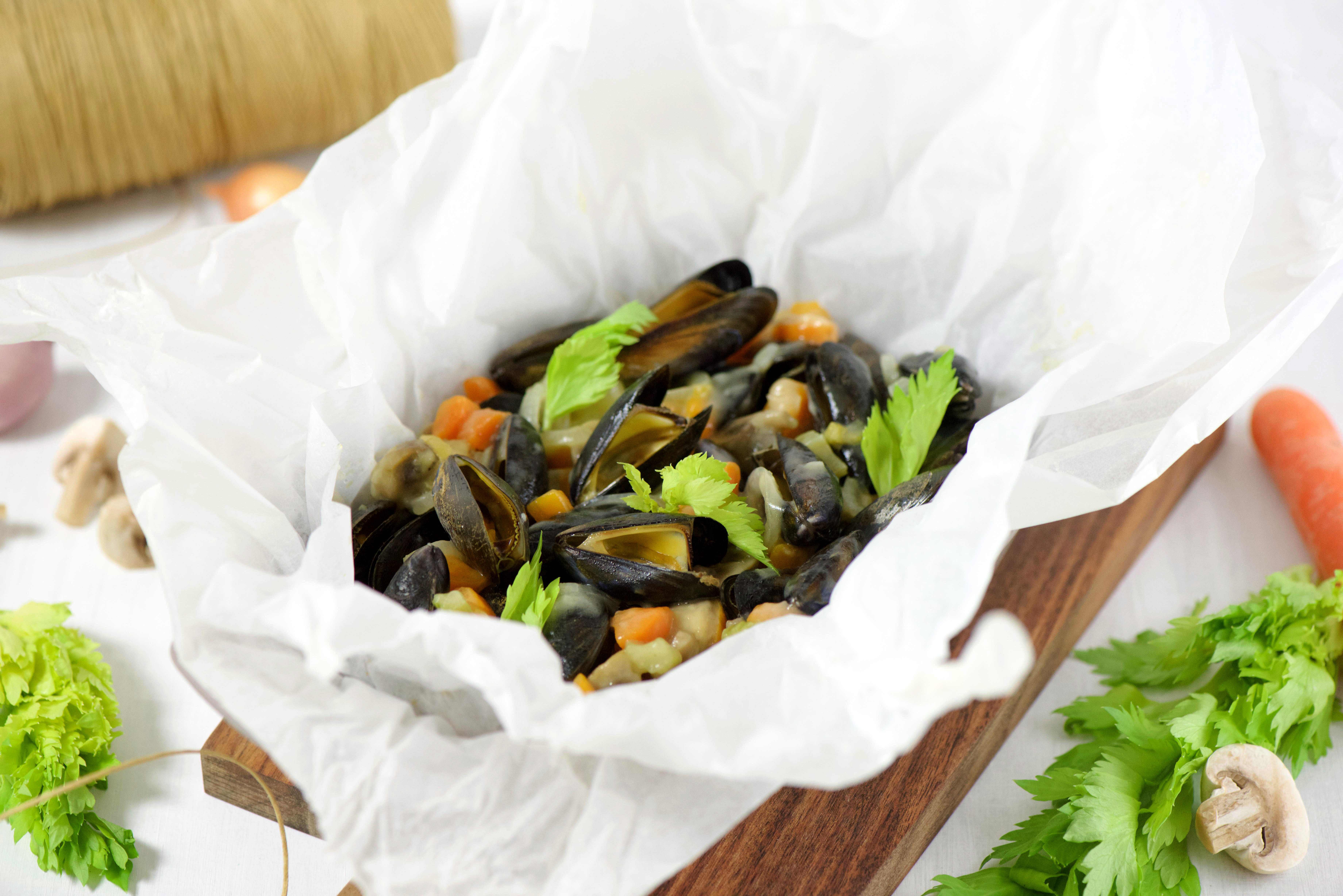 Moules aux petits légumes en papillote