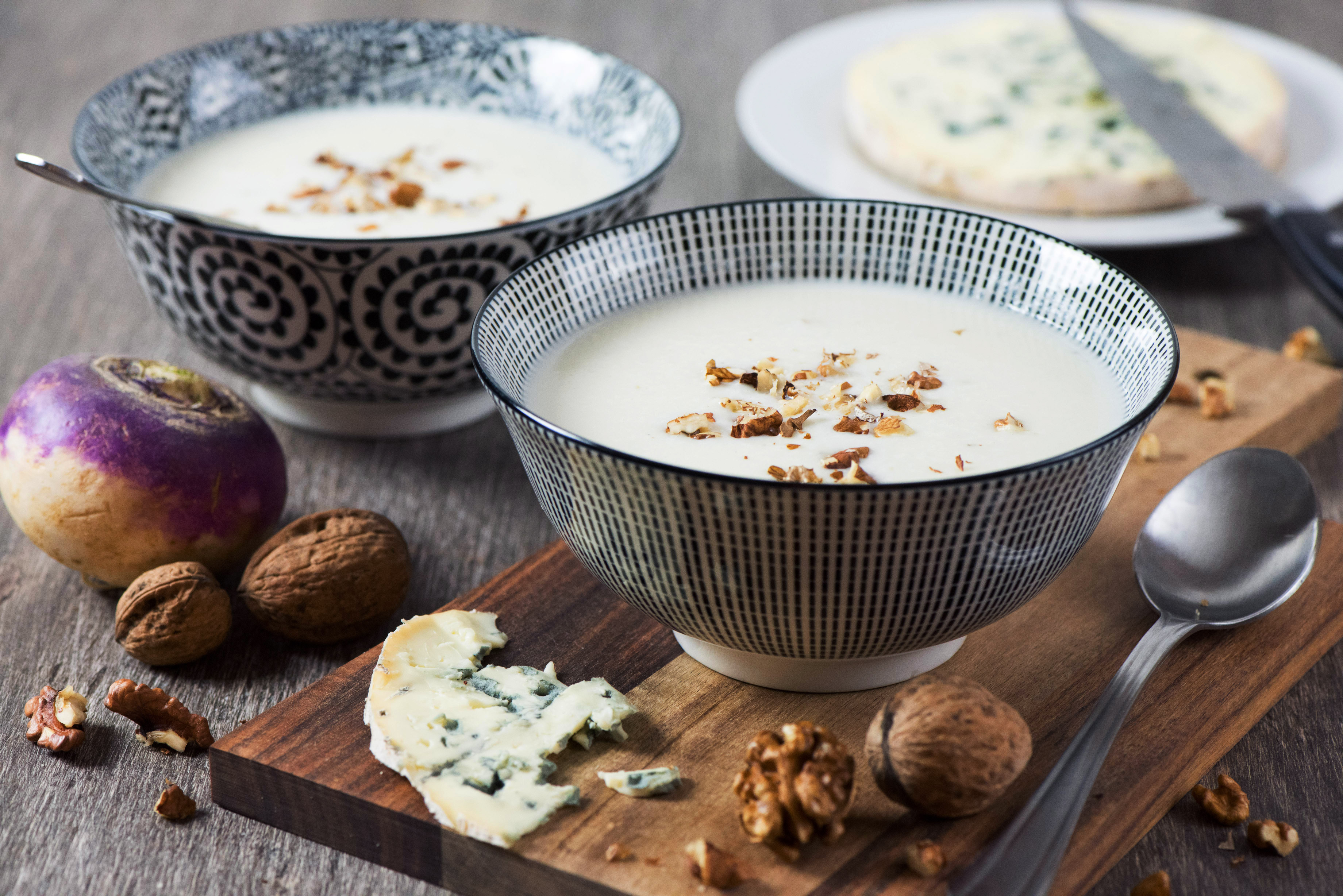 Crème de navet à la fourme et aux noix