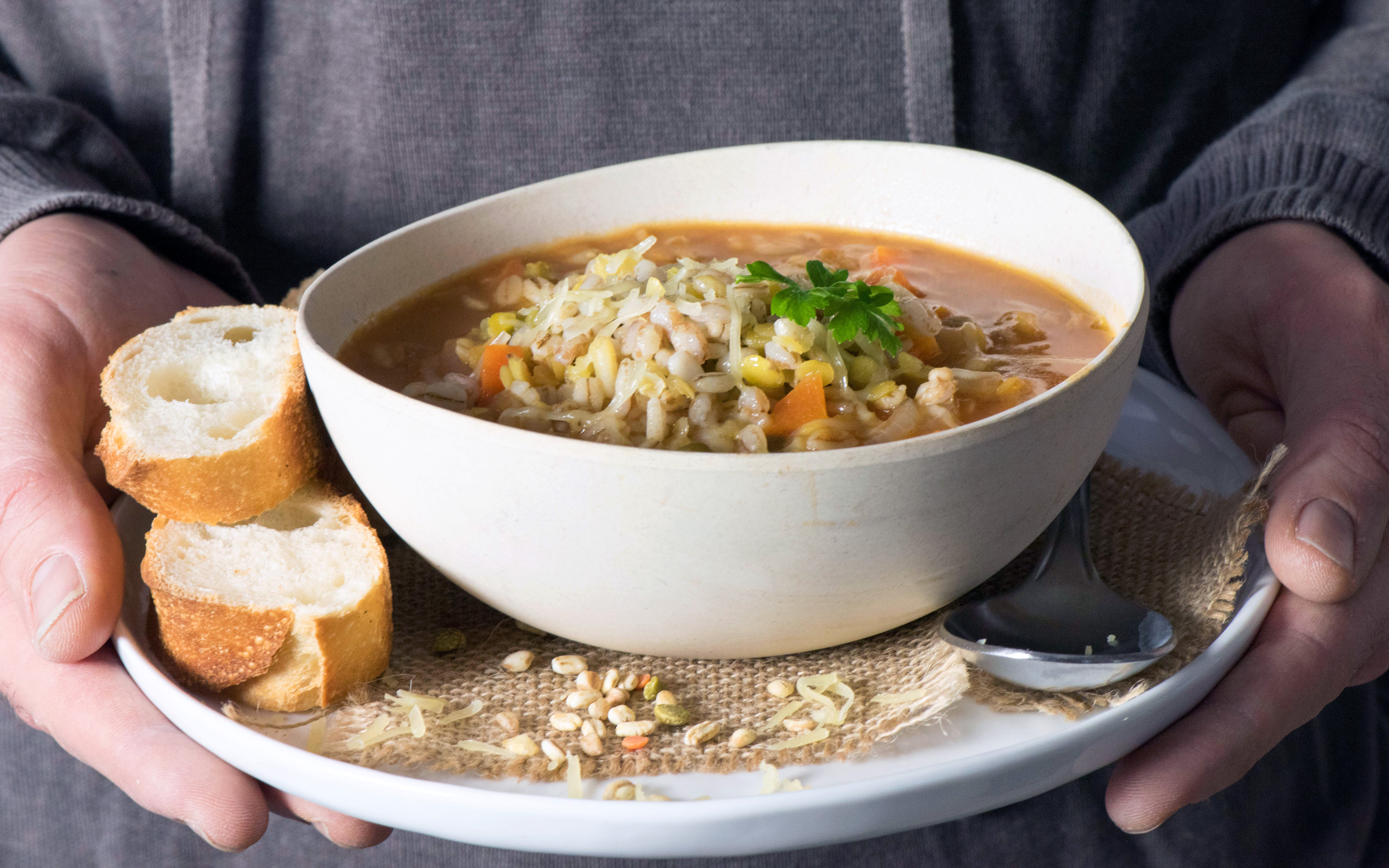 Soupe de légumes, graines, céréales ...