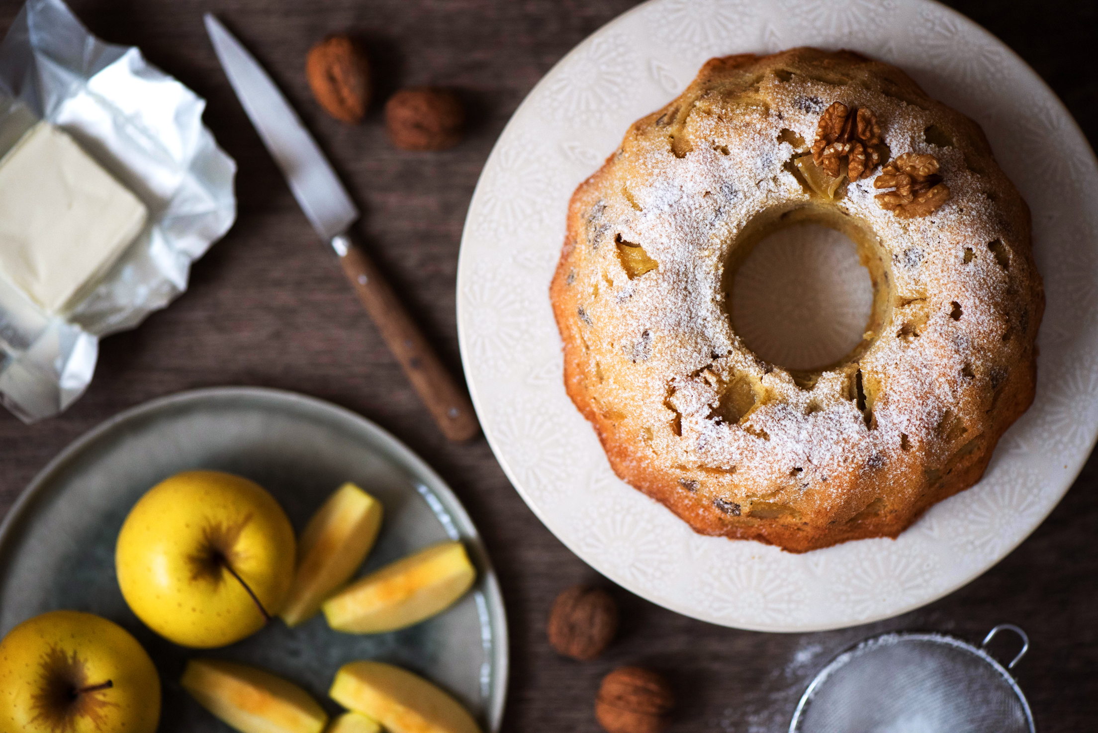 Gâteau aux pommes, fromage frais et noix