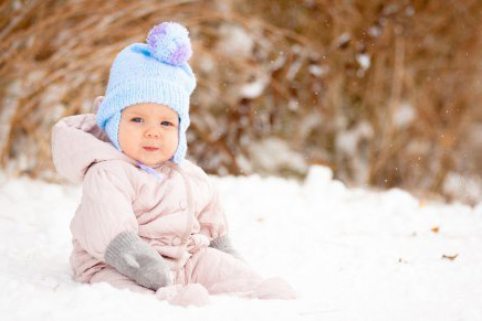 Les bébés nordiques font la sieste sous la neige et dorment dans des boîtes en carton