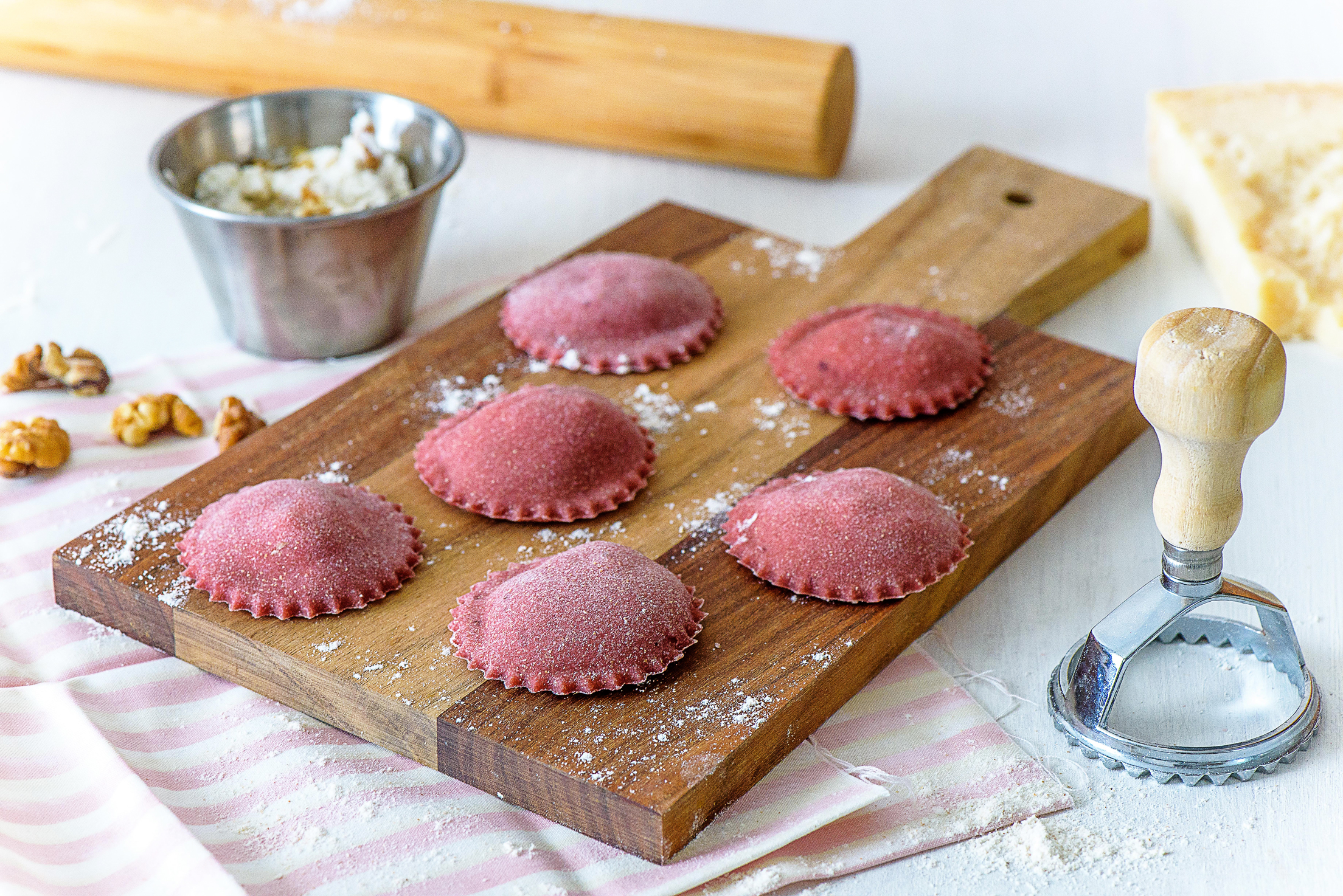 Raviolis à la betterave, au chèvre, parmesan et noix