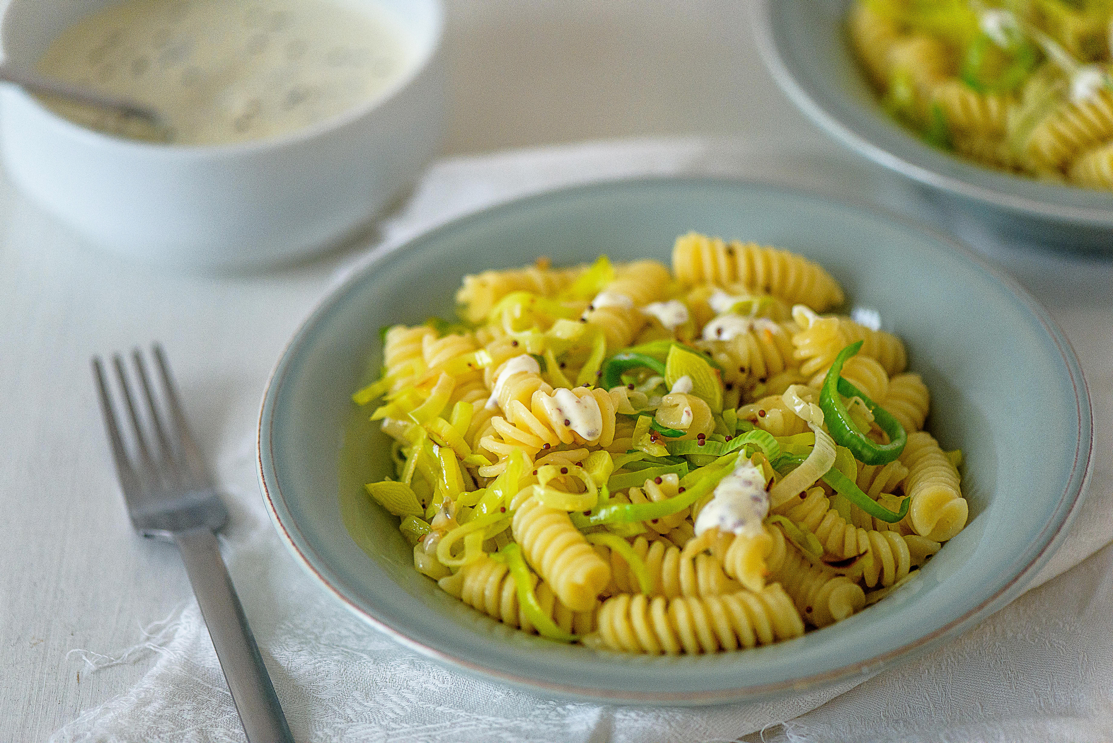 Pâtes sans gluten aux poireaux et à l'ail, sauce moutarde