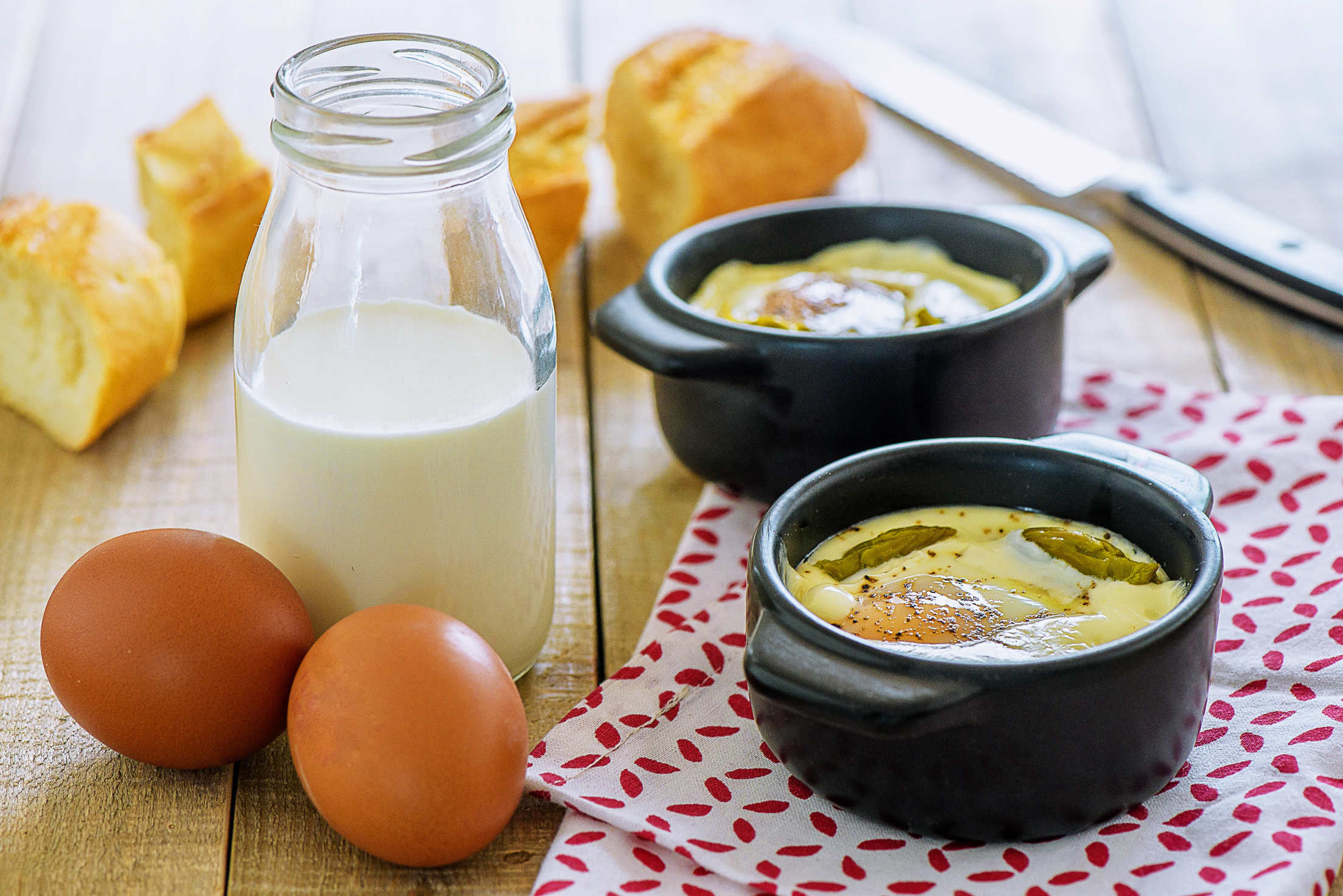 Oeufs cocotte aux pointes d'asperges vertes et parmesan