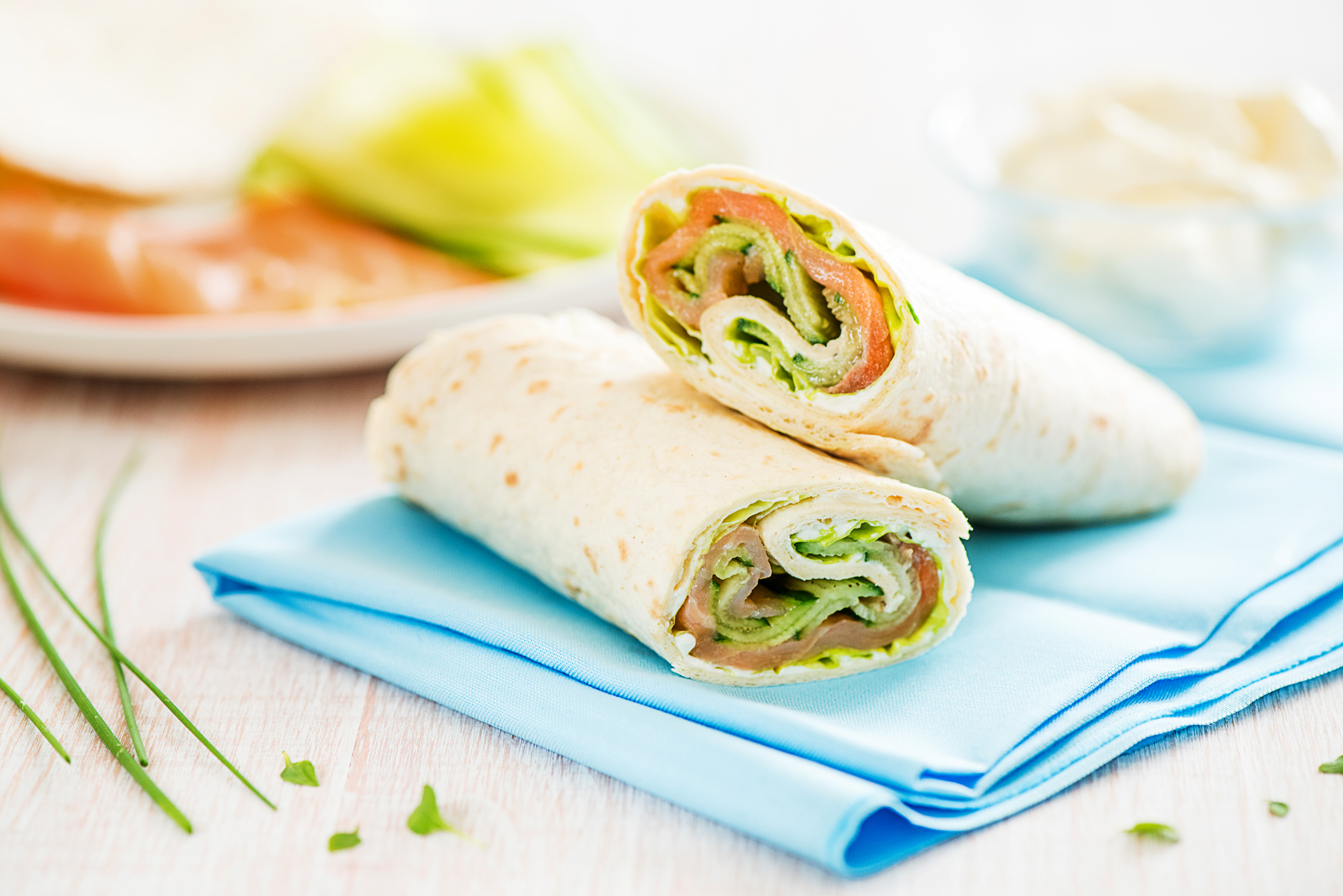 Rouleaux de galettes de blé au fromage frais et saumon