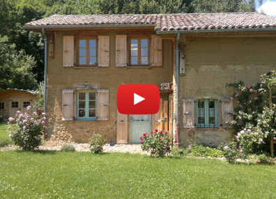 Ils ont construit leur maison en terre crue.