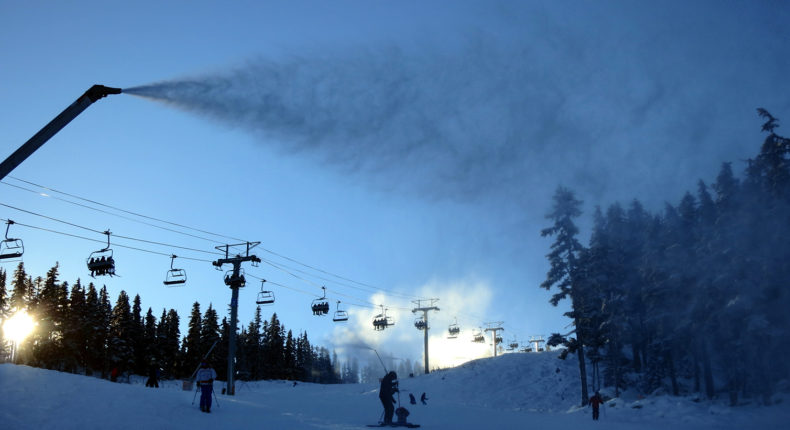 Plus du tiers du domaine skiable français dépend des canons à neige © Ruth Hartnup