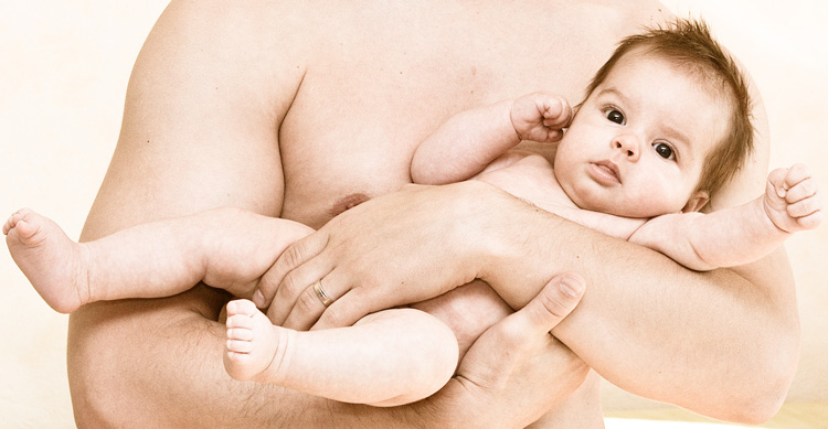 Les pères veulent plus de temps avec leur nouveau-né. © Raphael Goetter