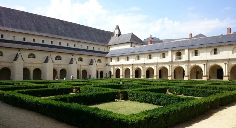 L'Abbaye de Fontevraud se situe aux confins du Poitou, de l’Anjou et de la Touraine.