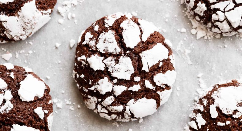 Les craquelés, des gâteaux tendres au chocolat, recouverts de sucre glace.