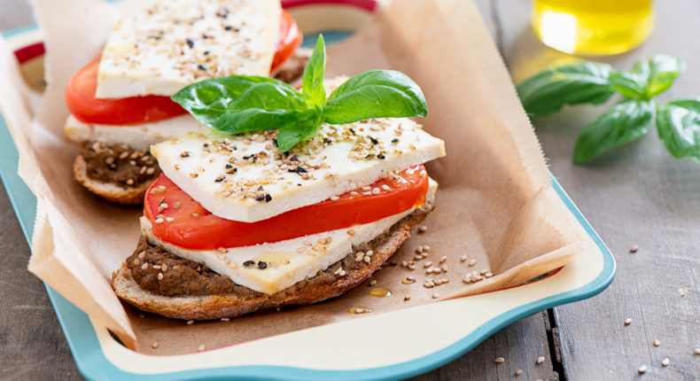 Tartine au tofu, tomate et tapenade - DR . Mon Quotidien Autrement - E. Montuclard