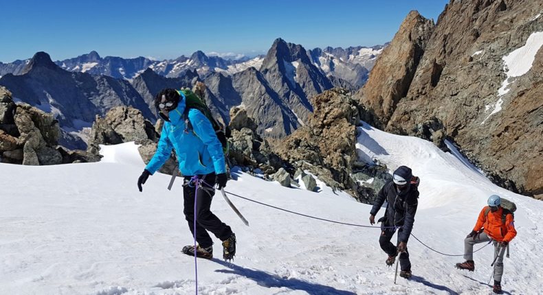 82-4000 milite pour que l'alpinisme soit pratiquable par tous.