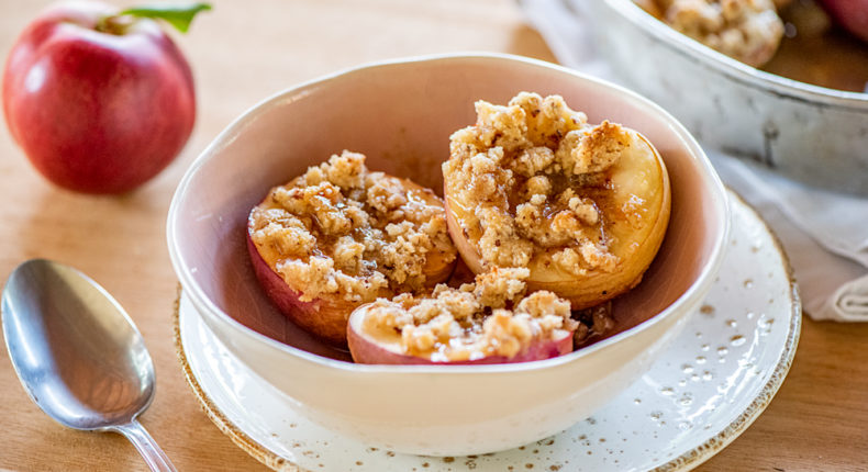 Nectarines blanches rôties au miel et crumble d'amandes complètes. DR Mon Quotidien Autrement - E. Montuclard