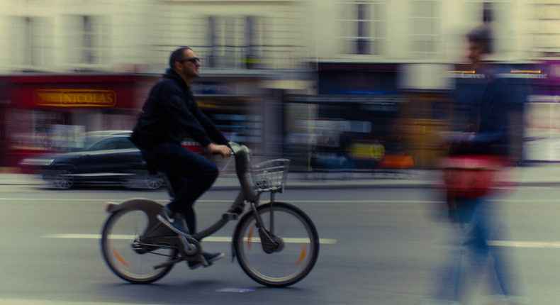 Remplacer la voiture par le vélo sur les trajets courts permet de réduire ses émissions de 0,32 tonnes de Co2 par an en moyenne. © Leo Rey