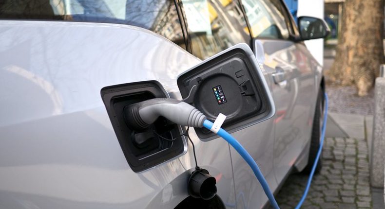 Les voitures électriques représentent 2,5 % des nouvelles immatriculations en France.