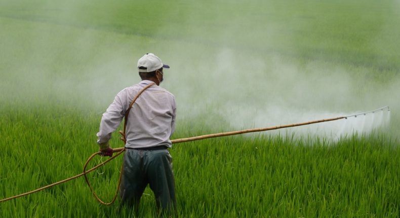 Epandage de pesticides.