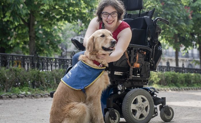 Manon, étudiante en biologie à l’Université Pierre et Marie Curie avec sa golden retriever Lexie (3 ans).