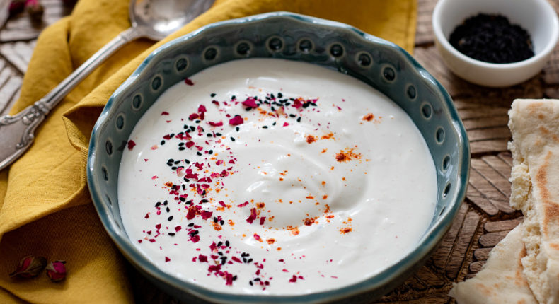 Sauce au yaourt végétal : coco, curry et nigelle - DR Mon Quotidien Autrement - © Emilie Montuclard