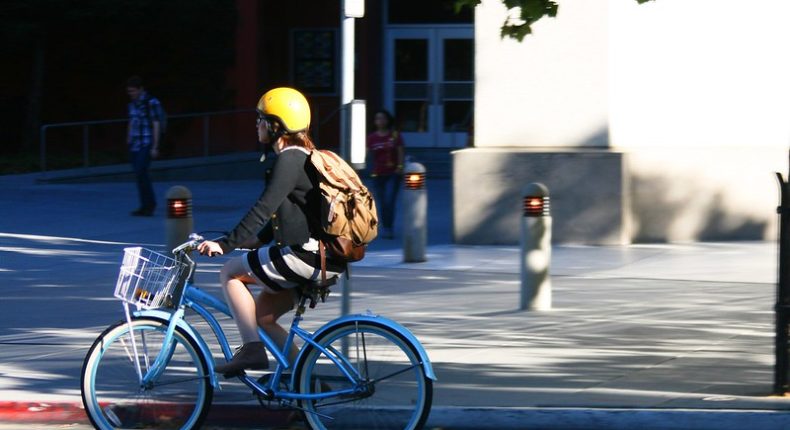 Le port du casque est obligatoire pour les moins de 12 ans mais recommandé pour tous. ©Richard Masoner / Cyclelicious