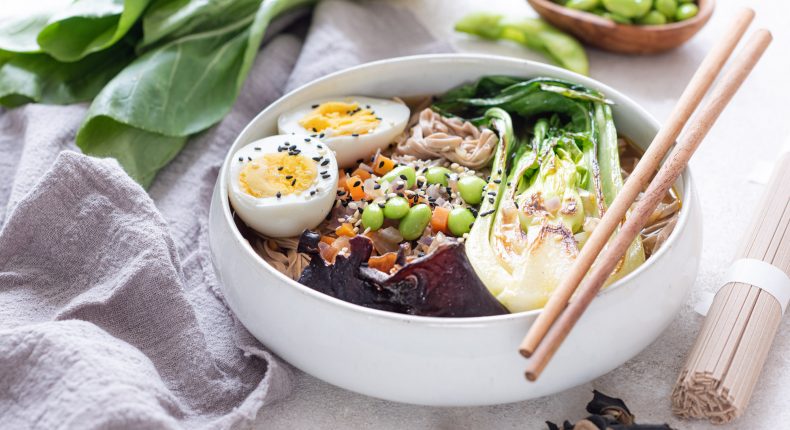 Bouillon épicé, nouille soba, bok choy - Mon Quotidien Autrement - © E. Montuclard