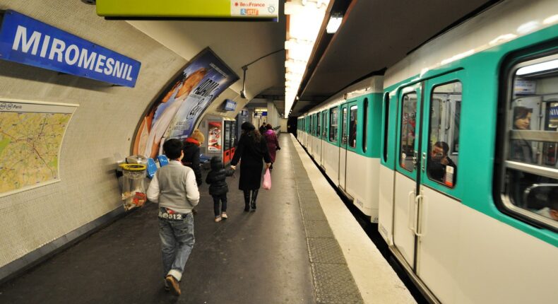 Dans les stations de métro, l'air est particulièrement pollué.