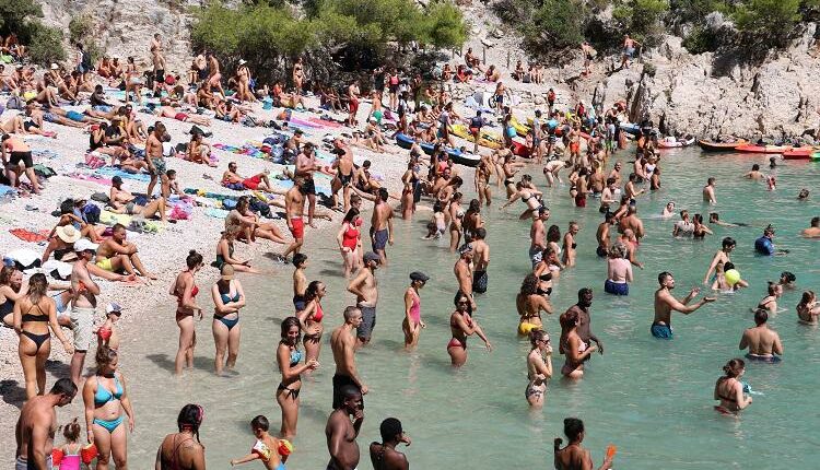 Sur son site, le parc national des Calanques affichent des photos de plages bondées.