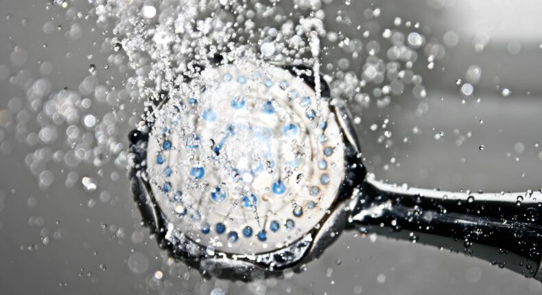Prendre une douche permet d'économiser beaucoup d'eau par rapport à un bain.