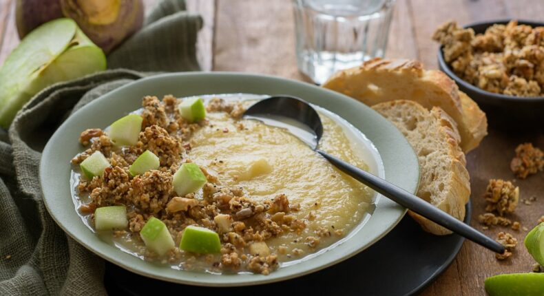 Soupe de rutabaga et pomme verte, granola de graines - Mon Quotidien Autrement - ©E. Montuclard