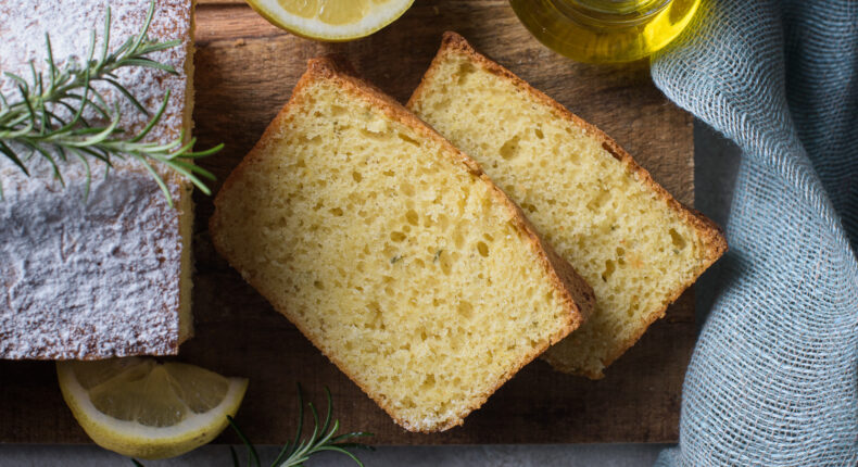 Cake au citron, à l'huile d'olive et au romarin - Mon Quotidien Autrement - ©E. Montuclard