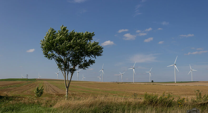 Des éoliennes en pleine campagne. ©B@rberousse