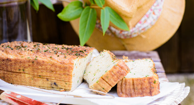 Cake sans gluten au chou-fleur, ail et ciboulette - Mon Quotidien Autrement - ©E. Montuclard