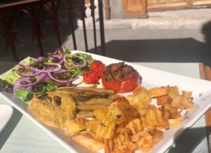 Tomates confites aux épinards, fenouil braisé et croustilles de pommes de terre à l'hysope © Mathilde de MQA