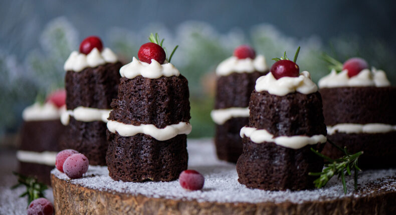 Gateaux au chocolat épicés, crème fouettée et cranberries - Mon Quotidien Autrement - ©E. Montuclard