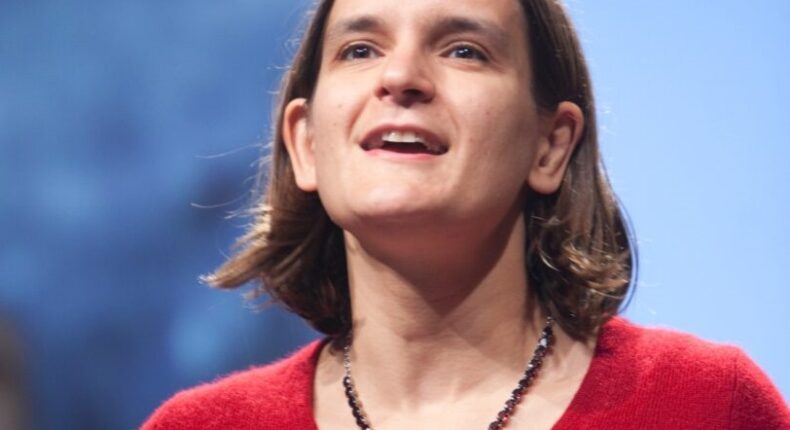 L'économiste Esther Duflo a évalué plusieurs politiques de lutte contre la pauvreté © Wikimedia Commons