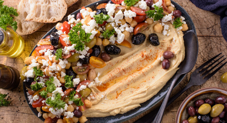 Assiette de houmous et salade fraiche à la grecque - Mon Quotidien Autrement - ©E. Montuclard