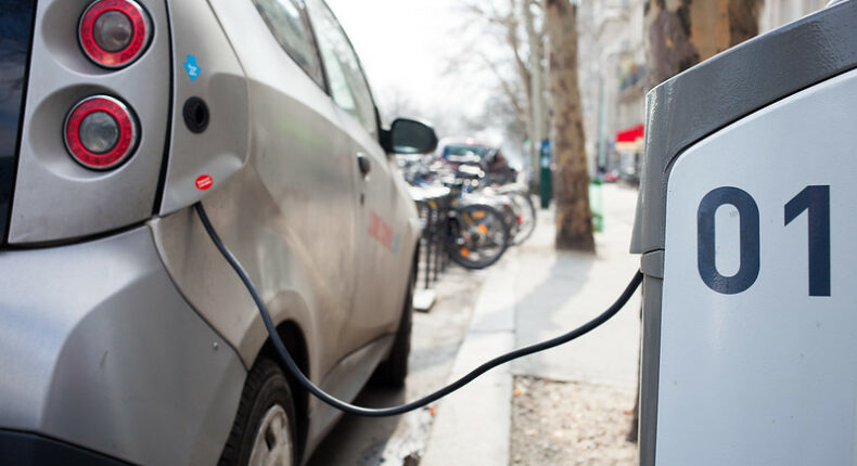 Les batteries de véhicules électriques sont composées de plusieurs kilos de lithium © Håkan Dahlström - CC BY-2.0
