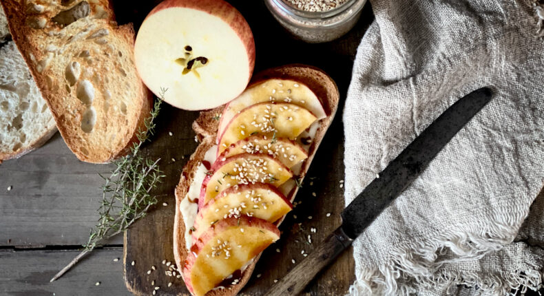 Tartine grilllée au tahini, pomme, érable et thym - Mon Quotidien Autrement - ©E. Montuclard